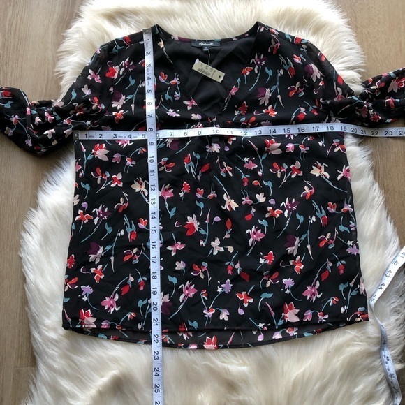 Madewell • Shirred Sleeve V-Neck in Drifting Flowers - Picture 7 of 7